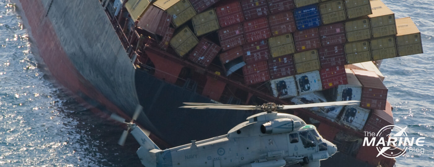 helicoptere-de-la-marine-volant-a-cote-dun-navire-porte-conteneurs-fortement-incline-avec-une-cargaison-desordonnee-lors-dune-operation-durgence-en-mer