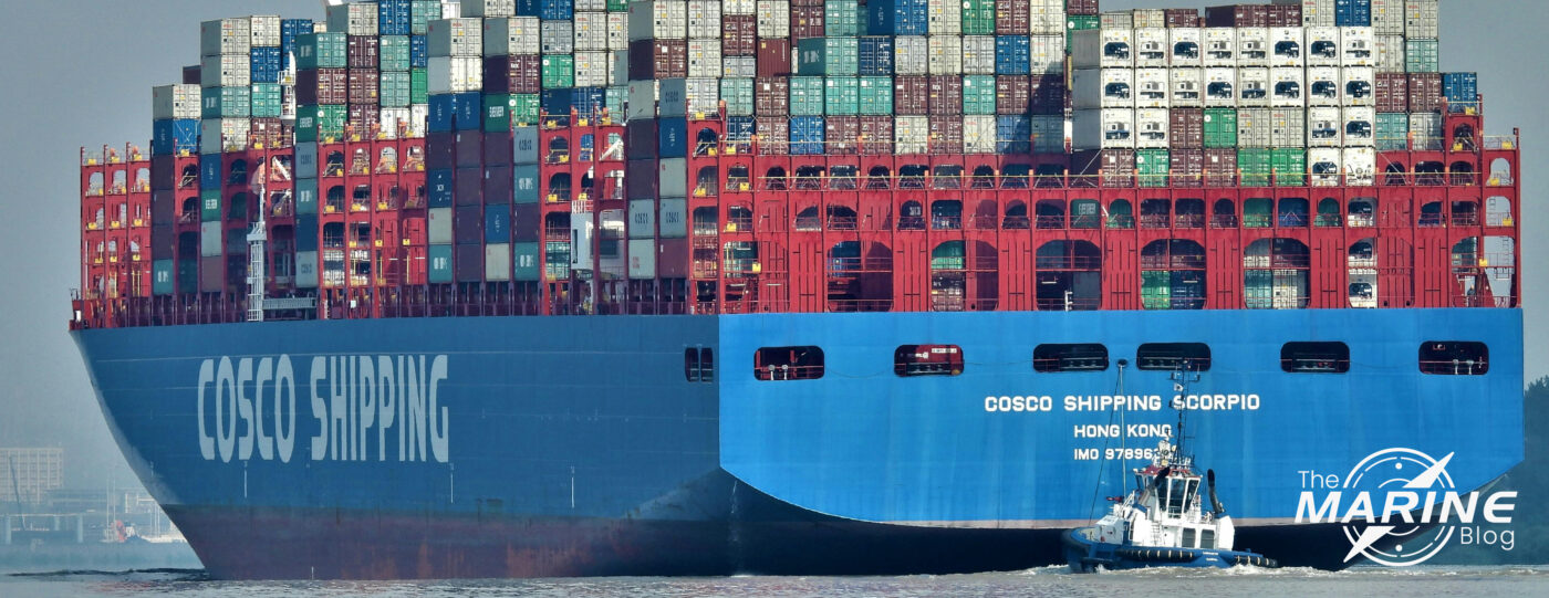 grand-navire-porte-conteneurs-cosco-shipping-charge-de-conteneurs-multicolores-assiste-par-un-remorqueur-en-zone-portuaire