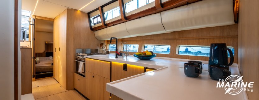 interieur-du-stem-50-avec-cuisine-en-bois-clair-et-vue-sur-la-cabine-avant