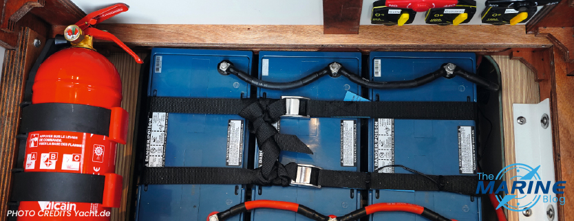 estintore-installato-accanto-al-vano-batterie-di-una-barca