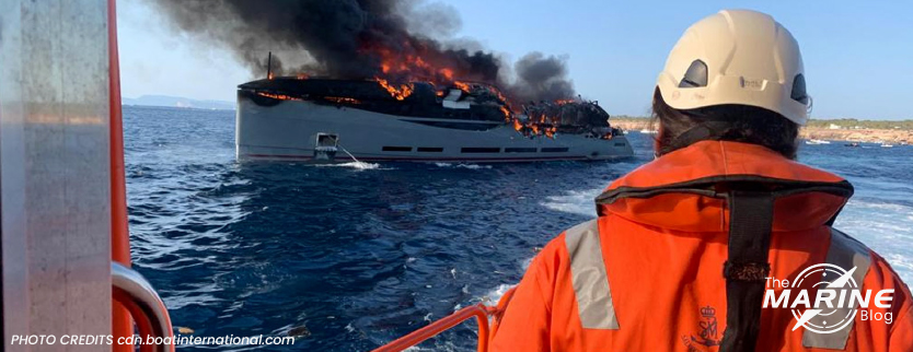 soccorritore-durante-un-intervento-per-incendio-barca-al-largo
