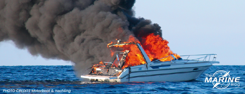 motoscafo-in-fiamme-in-mare-aperto-con-densa-colonna-di-fumo-nero